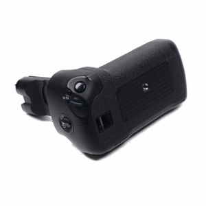 Used Canon BG-E7 Battery Grip